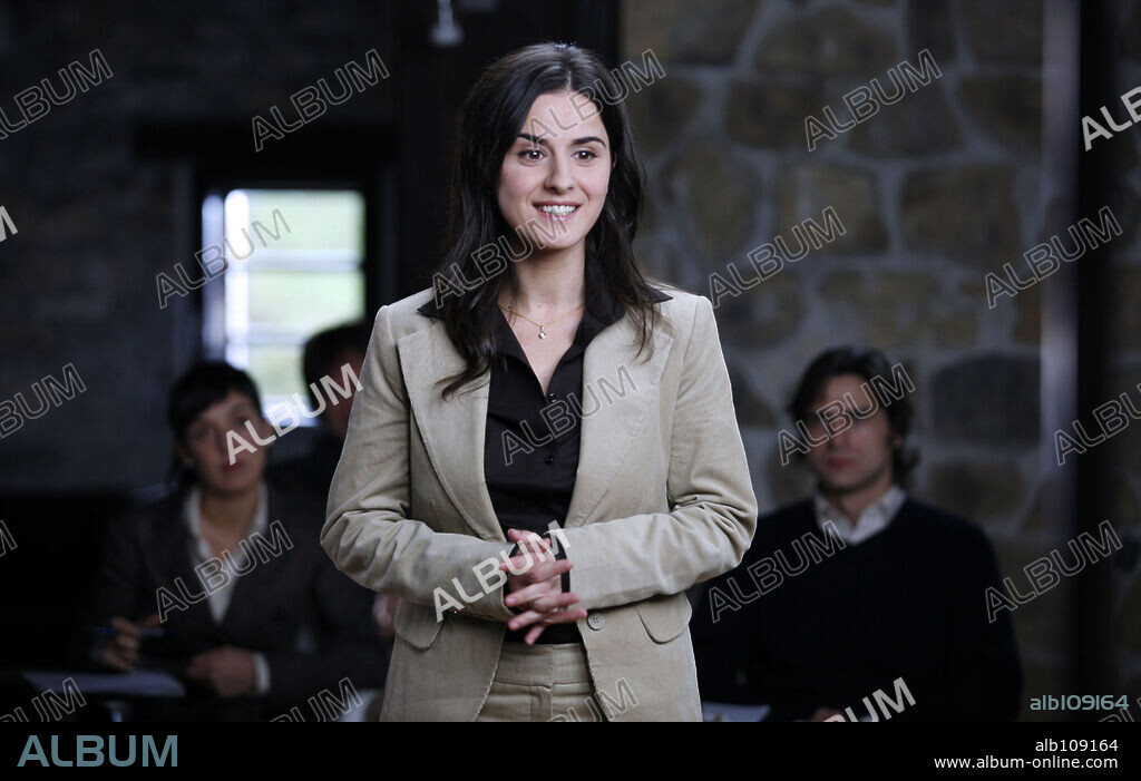 ESTIBALIZ GABILONDO en CASUAL DAY, 2007, dirigida por MAX LEMCKE. Copyright ESTUDIOS PICASSO/MONTFORT PRODUCCIONES/VIDENTIA FRAMES.