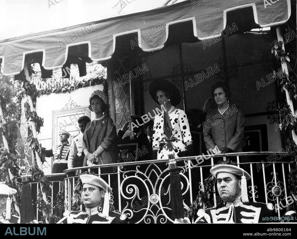 28 mayo 1966. Doña Carmen Polo, esposa de Franco, Presidiendo el desfile de la victoria junto A su alteza Real, la Princesa Sofía de Grecia, y la esposa del ministro del Ejército.