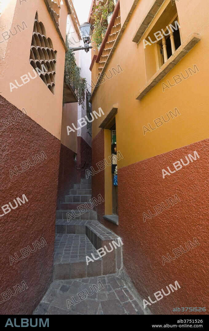 Callejon del Beso (Alley of the Kiss) so named because of the close balconies of the two houses, less than a meter apart, Guanajuato, a UNESCO World Heritage Site, Guanajuato State, Mexico, North America.