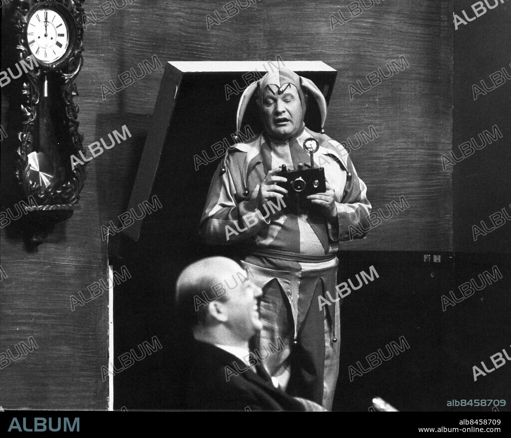 ARKIV 19630119 - Carl Gustav Lindstedt som "Gubben i Lådan" i TV-succen Hylands Hörna 1963. Lennart Hyland i förgrunden.. Foto: Arne Schweitz Kod: 190. COPYRIGHT SCANPIX SWEDEN.