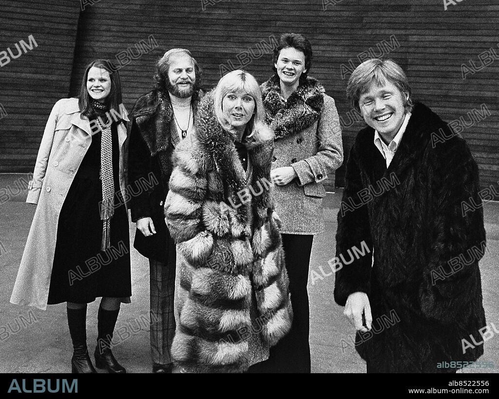 STOCKHOLM 1975-03-06. Gruppen Glenmarks tillsammans med programledaren och nöjesprofilen Håkan Sterner (th) på Solidenscenen på Skansen. I bakgrunden Karin, Bruno och Anders Glenmark och längst fram Ann-Louise Hanson. Foto: TT Historical / Kod 1902.