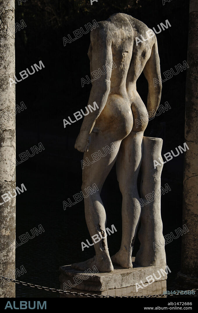 ARTE ROMANO. ITALIA. VILLA ADRIANA. Villa imperial construída en el siglo II por orden del emperador Adriano (76-138). Vista de una ESTATUA del CANOPO. Cercanías de Tívoli.
