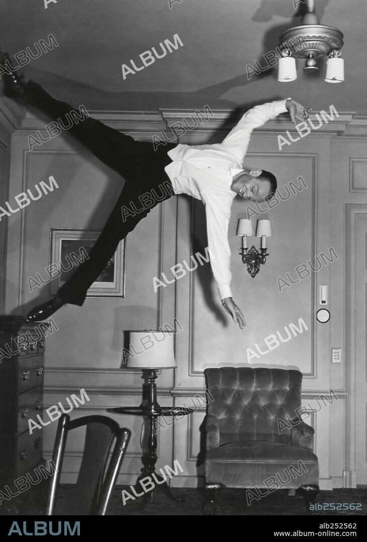 FRED ASTAIRE en BODA REAL, 1951 (ROYAL WEDDING), dirigida por STANLEY DONEN. Copyright M.G.M.
