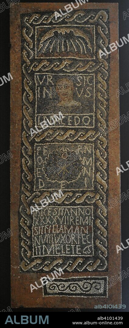 Mosaico. Lauda funeraria de Ursicinus. De arriba a abajo se representan una venera, retrato del difunto con dalmática, un crismón rodeado por una corona de laurel y una inscripción. Mediados del siglo IV (326-361). Procedente de Alfaro (La Rioja). Museo Arqueológico Nacional. Madrid. España.