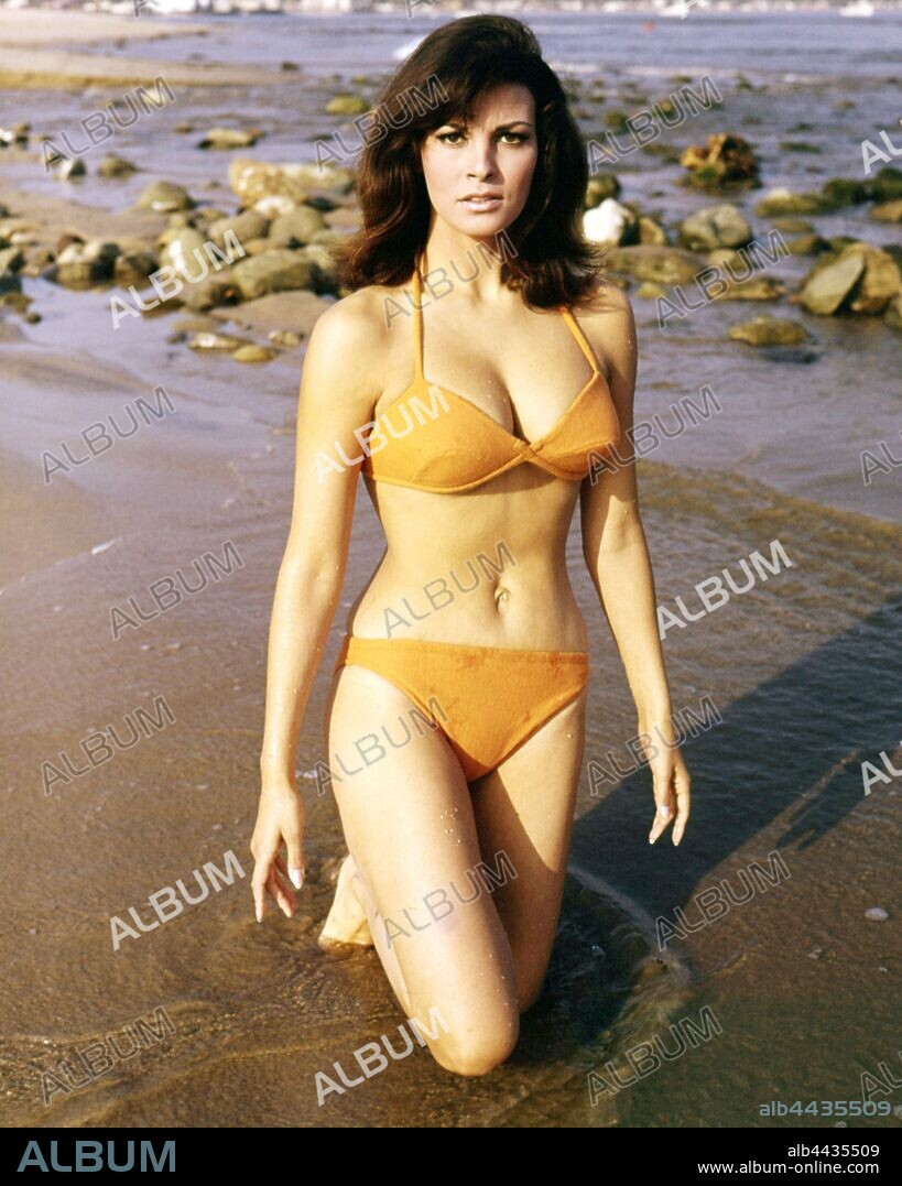 RAQUEL WELCH en RAQUEL Y SUS BRIBONES, 1968 (THE BIGGEST BUNDLE OF THEM ALL), dirigida por KEN ANNAKIN. Copyright M.G.M.