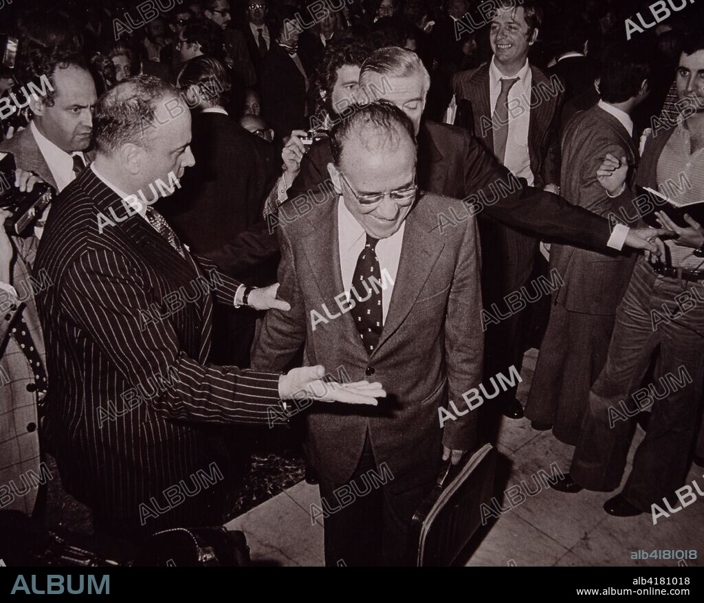 CARRILLO, SANTIAGO POLITICO ESPAÑOL. GIJON 1915 - 2012 JUNTO A MANUEL FRAGA EN EL CLUB SIGLO XXI. MADRID 1977 PRIMER ENCUENTRO ENTRE AMBOS TRAS LA LEGALIZACION DEL PARTIDO COMUNISTA.