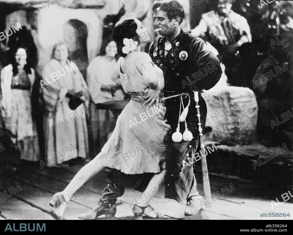 DOUGLAS FAIRBANKS y LUPE VELEZ en THE GAUCHO, 1927, dirigida por F. RICHARD JONES. Copyright UNITED ARTISTS.