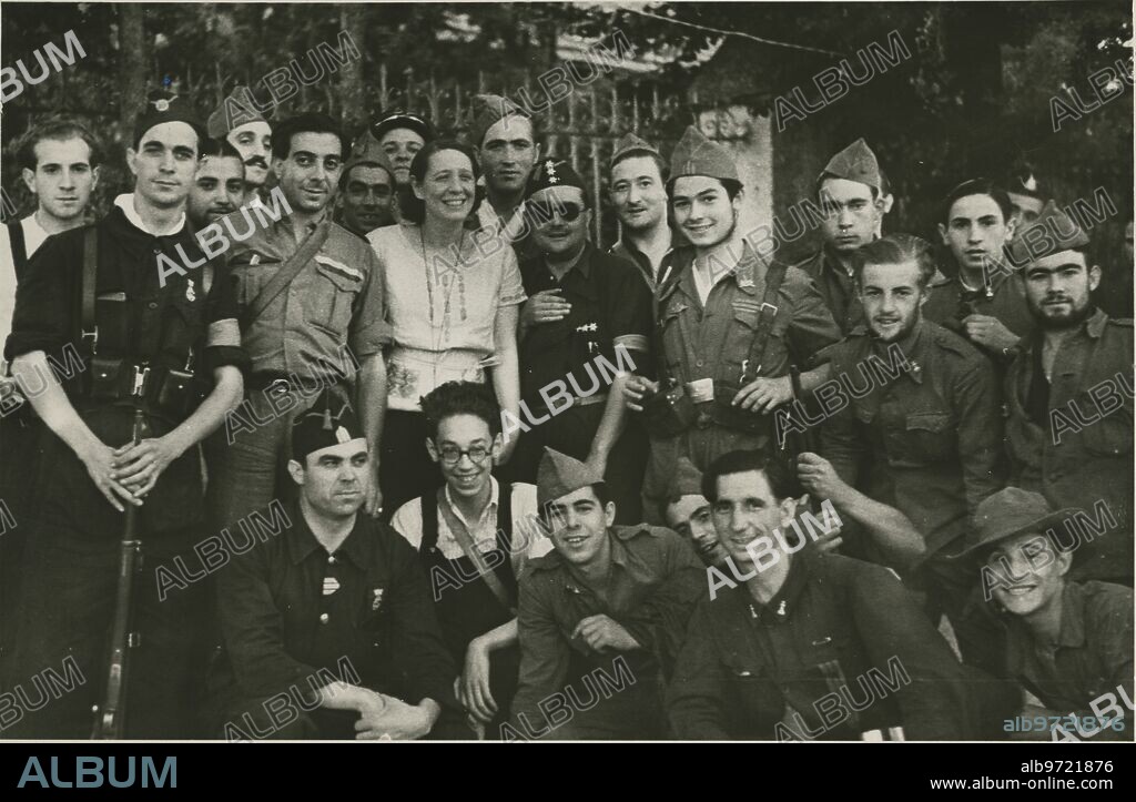 1936. Margarita Nelken with the militias during her visit yesterday.