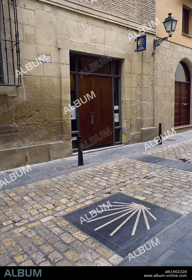 LA RIOJA. LOGROÑO. Puerta del ALBERGUE DE PEREGRINOS en el número 33 de la calle RUAVIEJA, antigua vía de peregrinos por donde accedían a la ciudad tras cruzar el puente. España.