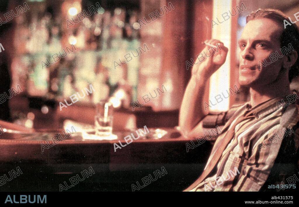 KEITH CARRADINE en ELÍGEME, 1984 (CHOOSE ME), dirigida por ALAN RUDOLPH. Copyright ISLAND ALIVE/TARTAN.