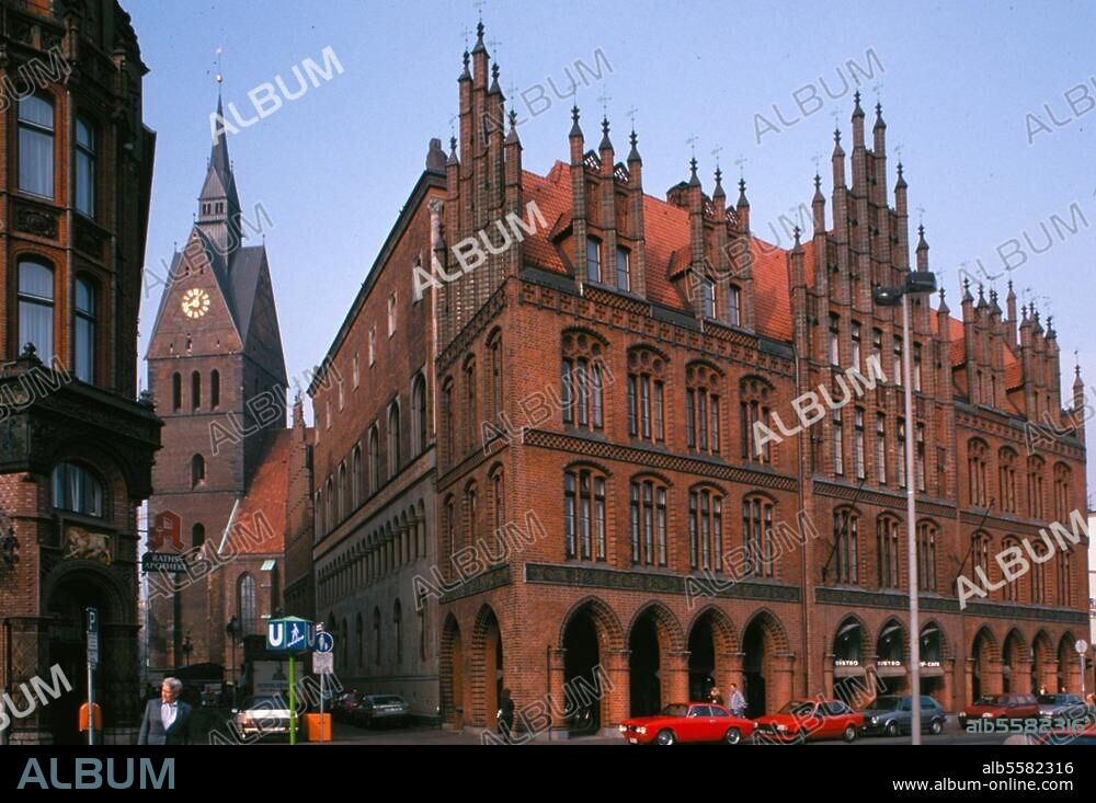 Hannover (Niedersachsen), Altes Rathaus am Markt. (15./19. Jahrhundert). Südflügel zur Karmarschstraße (erb. 1890/91; Arch.: C.W.Hase); links der Turm der Marktkirche St. Georg und Jakob. Foto, undat.