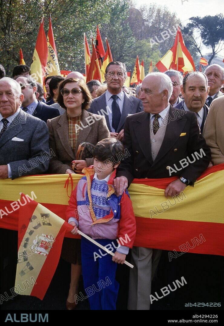 CARMEN FRANCO Y POLO CON SU MARIDO EL MARQUES DE VILLAVERDE CRISTOBAL MARTINEZ BORDIU DURANTE UNA MANIFESTACION EN MADRID EN 1976.