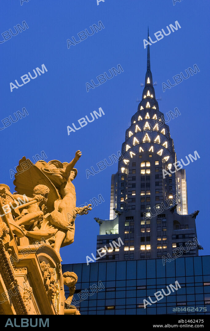 ESTADOS UNIDOS. NUEVA YORK. Vista nocturna de la ciudad con dos edificios emblemáticos. En primer término, el grupo escultórico que decora la fachada de la "Gran Central Términal". Al fondo la cúpula del "Edifico Chrysler", obra del arquitecto William Van Alen. Manhattan.