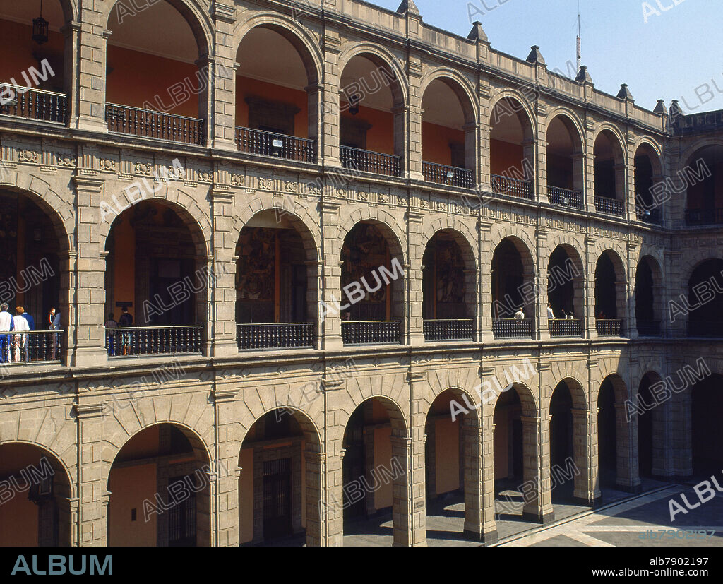 PATIO PRINCIPAL DEL PALACIO NACIONAL DE MEXICO.