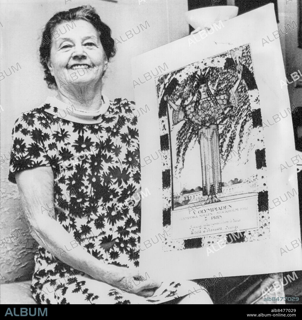 ARKIV MENLO PARK 1972-09-03. Simhopperskan Greta Johansson-Brandsten, Sveriges första kvinnliga olympiska guldmedaljör när hon vann i damernas höga raka trampolinhopp vid de olympiska sommarspelen i Stockholm 1912, sitter i hemmet i Menlo Park, Californen, USA, 3:e september 1972, och håller upp ett diplom från Stockholmsolympiaden 1912.. Foto: UPI / TT / Kod: 450.