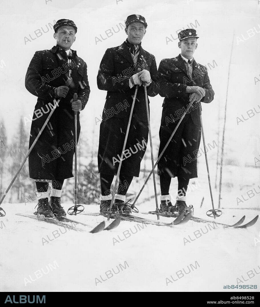 Orig. bildtext... LAKE PLACID. N.Y. TRAINING FOR THE OLYMPICS. Left to right: Erik Rylander, Sven Erickson and Holger Schon, members of the Swedish Olympic skiing team, in training at Lake Placid, N.Y., in preparation for the coming events of the 1932 Winter Olympic Games. 2/3/32. Not. Vinterolympiaden Anm. Nordisk kombination, backhoppning och längdåkning, där resultaten från båda grenarna räknas ihop. E Rylander, 1903-1976, svensk längdåkare och backhoppare. S Eriksson, senare Selånger, 1907-1992, svensk längdåkare och backhoppare. H Schön, 1910-1980, svensk längdåkare och backhoppare. Vinter-OS 1932 Skidor Trio CD persons: ERIK RYLANDER;SVEN ERIKSSON;HOLGER SCHÖN sites: LAKE PLACID;USA;NEW YORK;SVERIGE*.