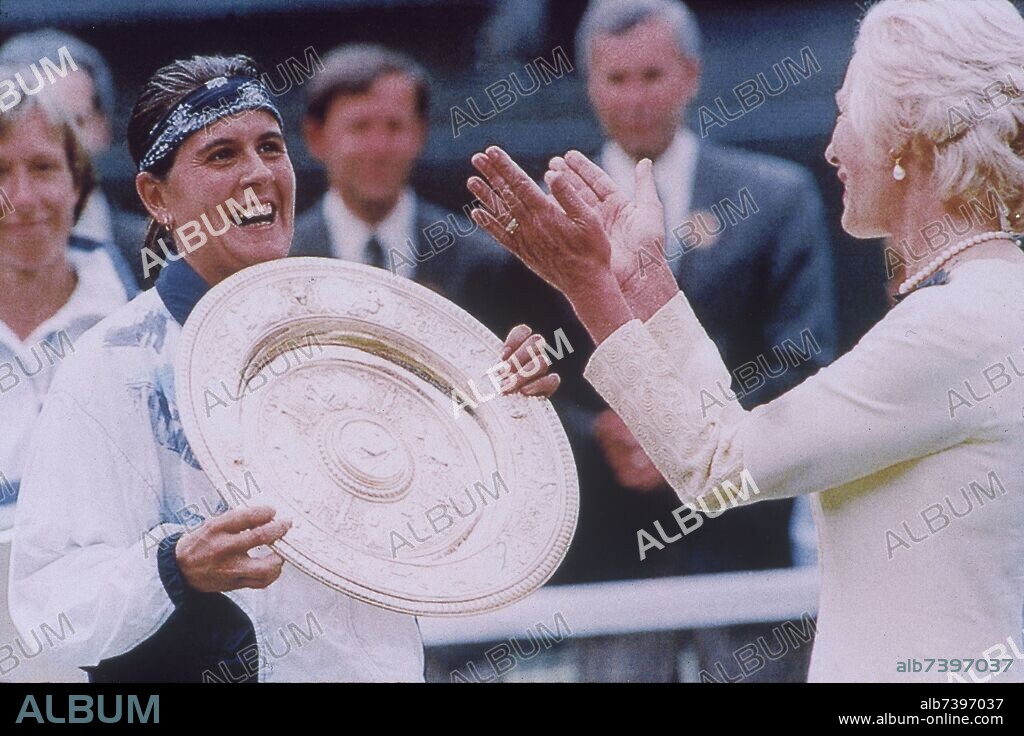CONCHITA MARTINEZ SOSTENIENDO EL TROFEO DE WIMBLEDON EN 1994.