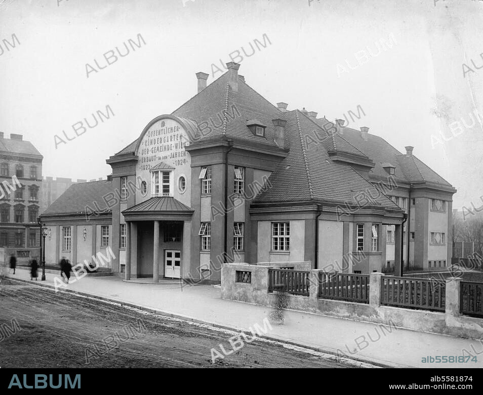 Wien, 10. Bezirk, Kindergarten in der Herzgasse. (Erbaut 1923/24. Architekt: Hugo Mayer. Errichtet im Rahmen des Wohnungsbauprogramms der Gemeinde Wien 1923-34). Außenansicht. Foto, um 1924 (Carl Zapletal).