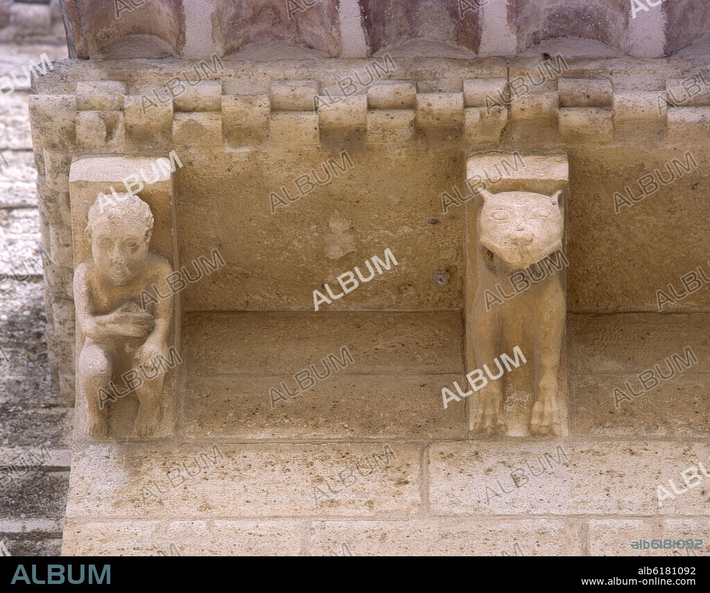 EXTERIOR- CANECILLOS DE LA PORTADA OESTE- 1º Y 2º POR LA IZQUIERDA - NIÑO Y LEON - SIGLO XI - ROMANICO ESPAÑOL.