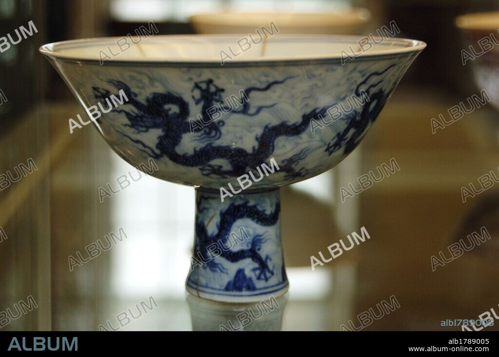 ARTE CHINO. DINASTIA MING (1368-1644). PERIODO DEL EMPERADOR XUANDE (1426-1435). BOL de porcelana con decoración azul sobre fondo blanco con representación de DRAGONES. Museo Británico. Londres. Inglaterra. Reino Unido.
