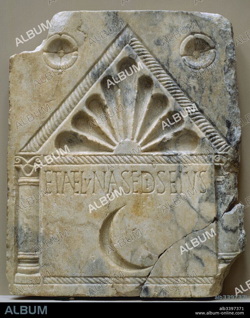 Cancel de la Luna. Estela en mármol (60 x 50 cm), siglos VI-VII. Muestra esculpida la entrada a un templete edículo, con una luna crepuscular. Procede de Mérida (Badajoz). Museo Nacional de Arte Romano. Mérida. Provincia de Badajoz. Extremadura.