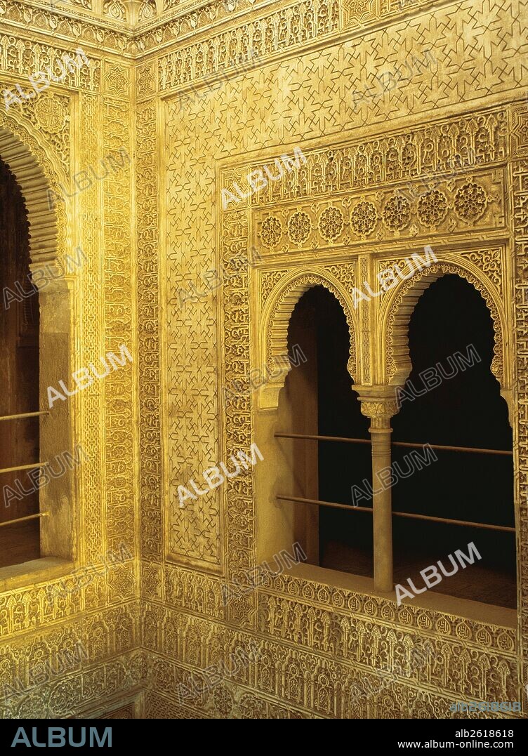 ARTE ISLAMICO. EPOCA NAZARI. ESPAÑA. LA ALHAMBRA. Edificio cuya construcción se inició probablemente durante el reinado de Muhammad I, en el siglo XIII, hasta el de Muhammad VII y Yüsuf II en los siglos XIV y XV. "TORRE DE LAS INFANTAS". Situada en el Camino de Ronda de la muralla. Es un pequeño palacio, modelo vivienda árabe, construida en tiempos del rey SA'D (1445-1461). Detalle de las ventanas gemelas del patio del piso alto. GRANADA. Andalucia.