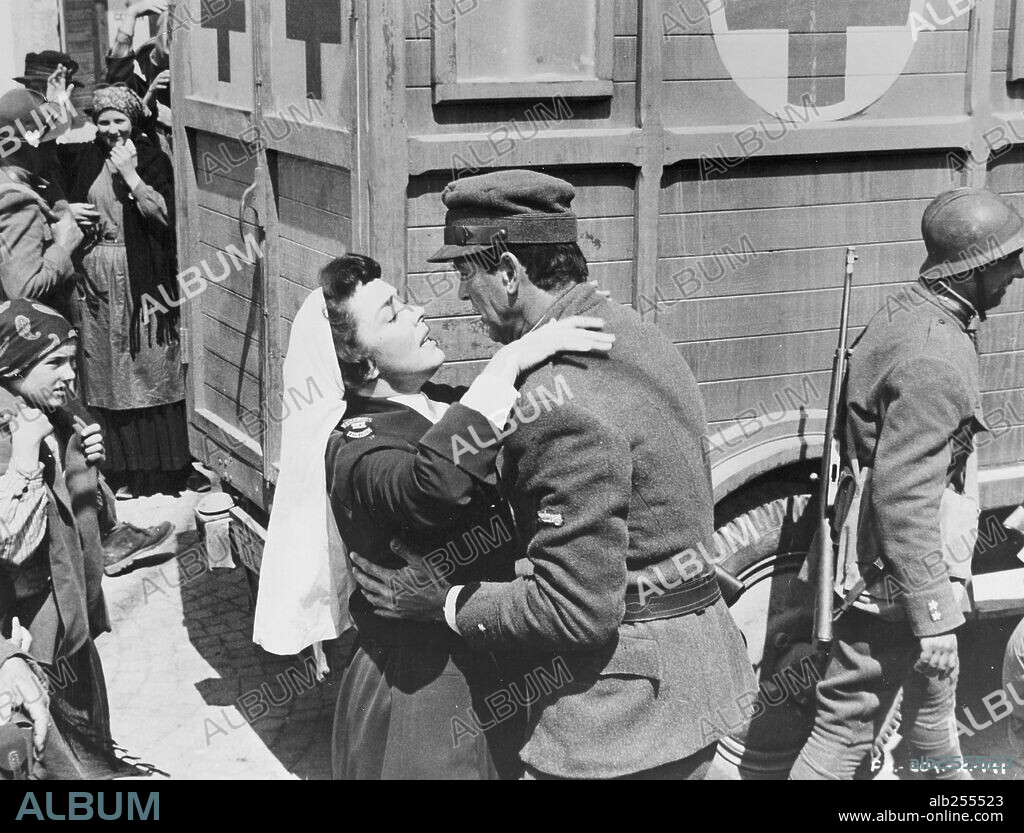 Con Jennifer Jones and ROCK HUDSON. JENNIFER JONES and ROCK HUDSON in A FAREWELL TO ARMS, 1957, directed by CHARLES VIDOR. Copyright 20TH CENTURY FOX.