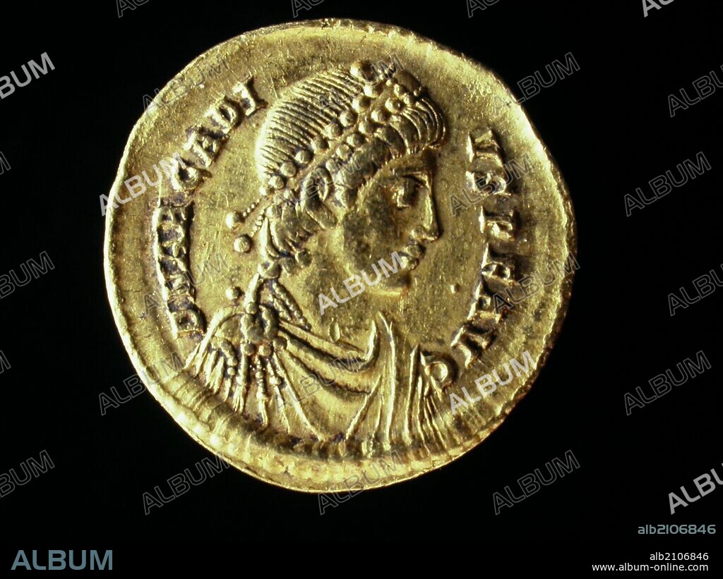 NUMISMATICA. MONEDA IMPERIO ROMANO. SOLIDO DE ORO, DE ARCADIO. ANVERSO. BUSTO DIADEMADO DE PERLAS A LA DERECHA, CON PALUDAMENTUM Y CORAZA. (DEPOSITO: MUSEO ARQUEOLOGICO NACIONAL).