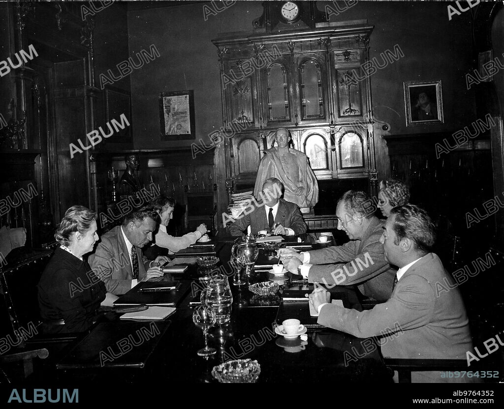 Madrid, 04/24/1971. Cavia Awards jury meeting. From left to right, Mercedes Fórmica, Jesús Fueyo Alvarez, Carmen Laforet, Conrado Blanco, Mercedes Ballesteros, Juan Manuel Fanjul and Diego Jalón.