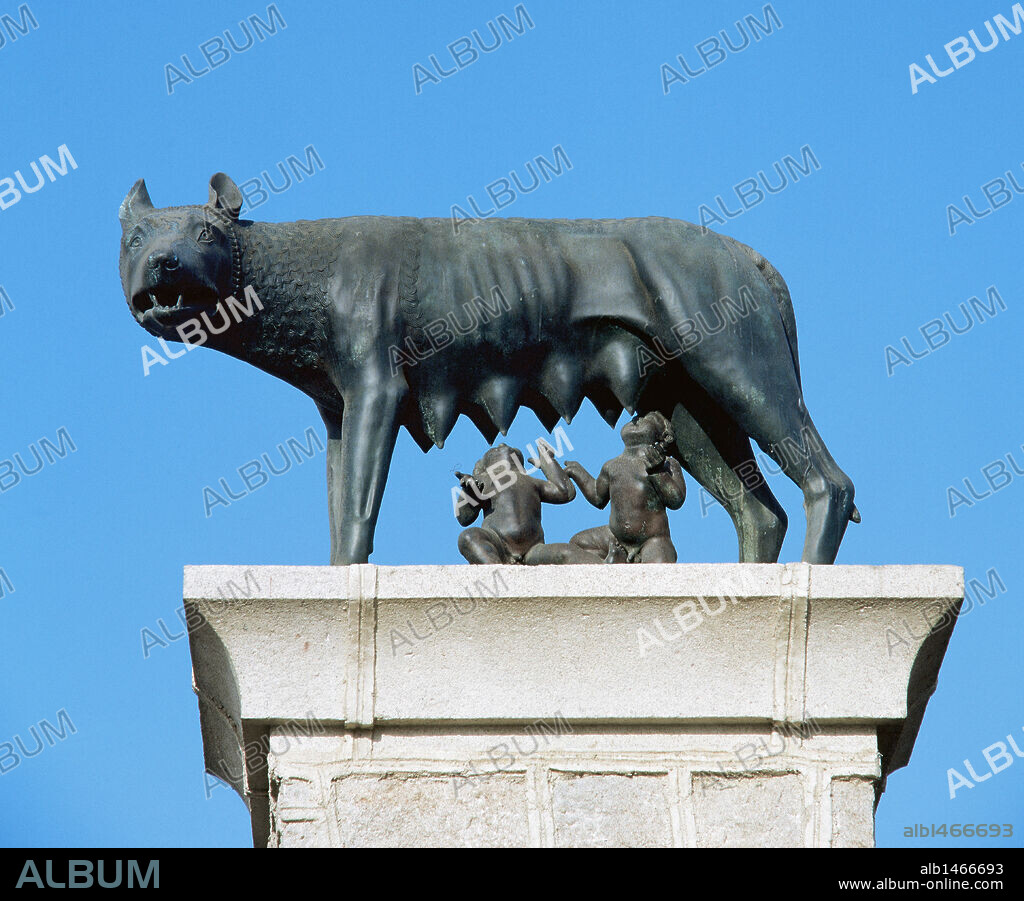 ROMULO Y REMO siendo amamantados por una loba. Copia de la escultura etrusca "Loba Capitolina". Mérida. Provincia de Badajoz. Extremadura. España.