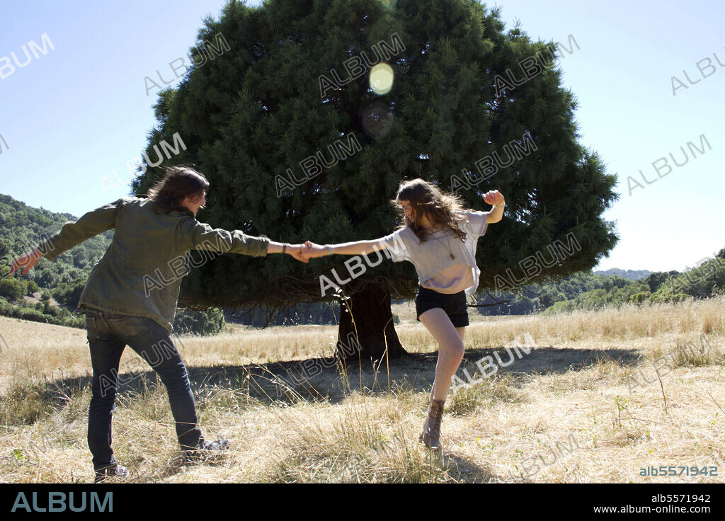 NATALIA DYER and PETER VACK in I BELIEVE IN UNICORNS, 2014, directed by LEAH MEYERHOFF. Copyright DTC Grip & Electric.
