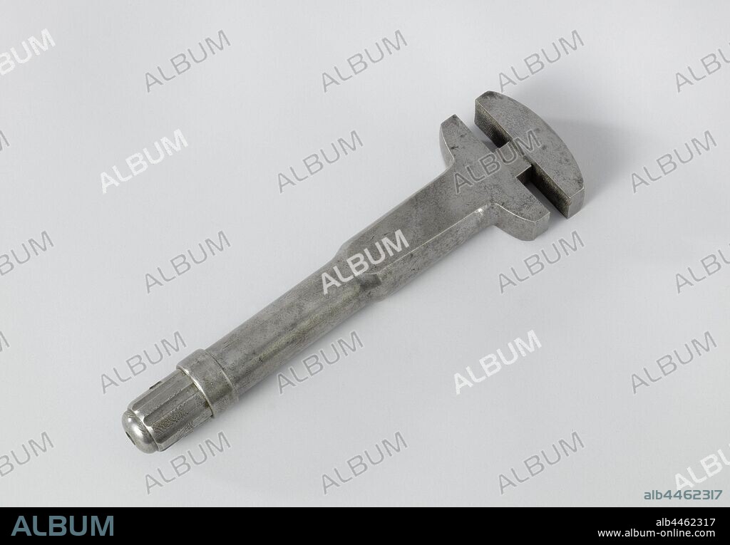 Screw Spanner, Prototype of a screwdriver with a maximum opening of six centimeters. Beak to both sides. D.m.v. a turning handle allows the key to be opened and closed (closing by turning clockwise). 1: 1 scale., D. van den Bosch, Hellevoetsluis, 1855, iron (metal), h 31.2 cm (closed) × w 9.2 cm × d 2.8 cm.