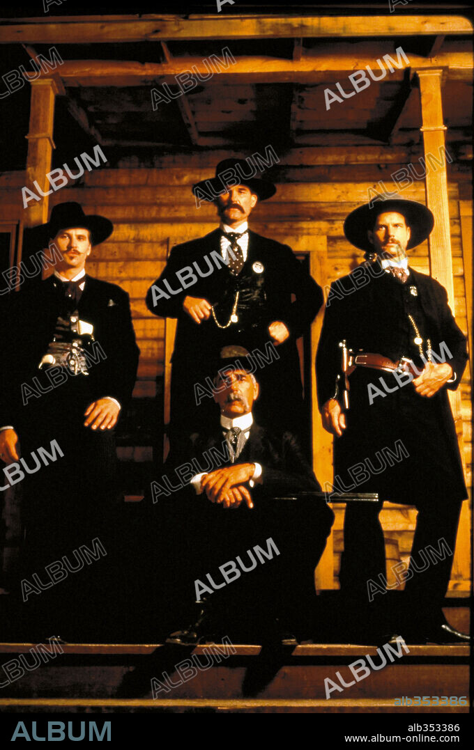 KURT RUSSELL und VAL KILMER in TOMBSTONE, 1993, unter der Regie von GEORGE P. COSMATOS. Copyright HOLLYWOOD PICTURES/CINERGI.