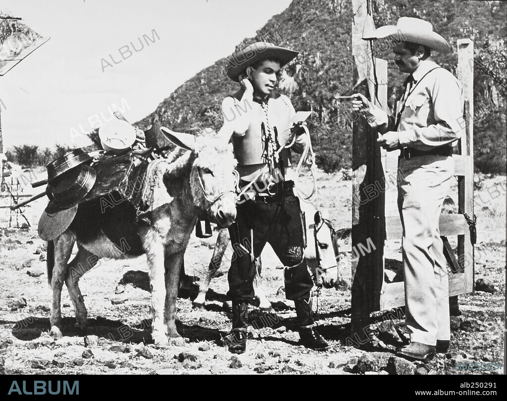CANTINFLAS en POR MIS PISTOLAS, 1968, dirigida por MIGUEL M. DELGADO. Copyright POSA FILMS, S.A.