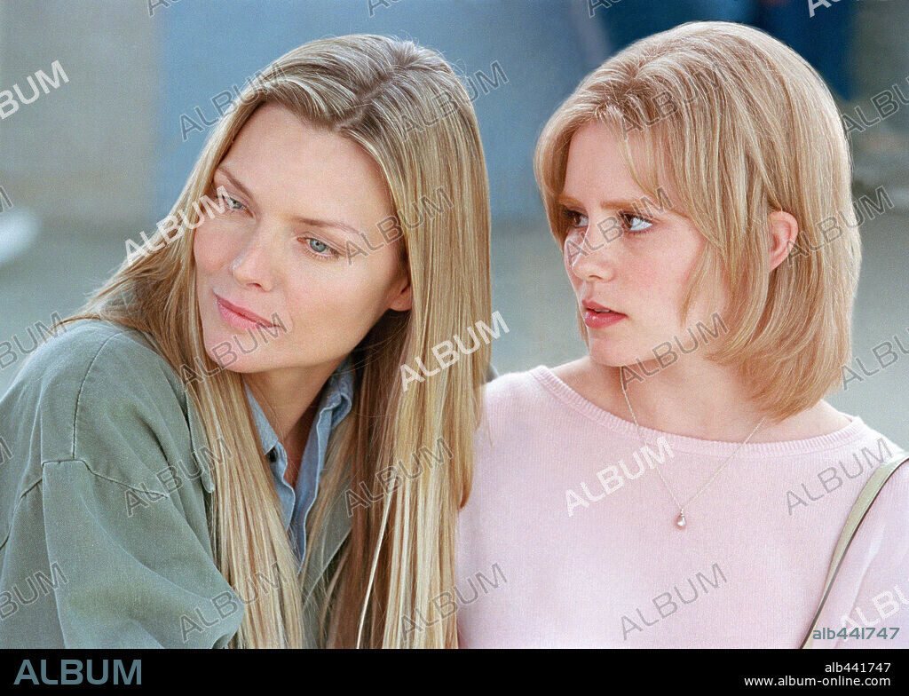 ALISON LOHMAN and MICHELLE PFEIFFER in WHITE OLEANDER, 2002, directed by PETER KOSMINSKY. Copyright WARNER BROS. PICTURES / ZINK, VIVIAN.