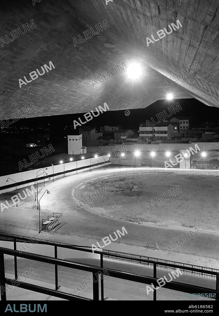 CUBIERTA DEL GRADERIO DEL CANODROMO DE MADRID - FOTOGRAFIA EN BLANCO Y NEGRO - AÑOS 60.