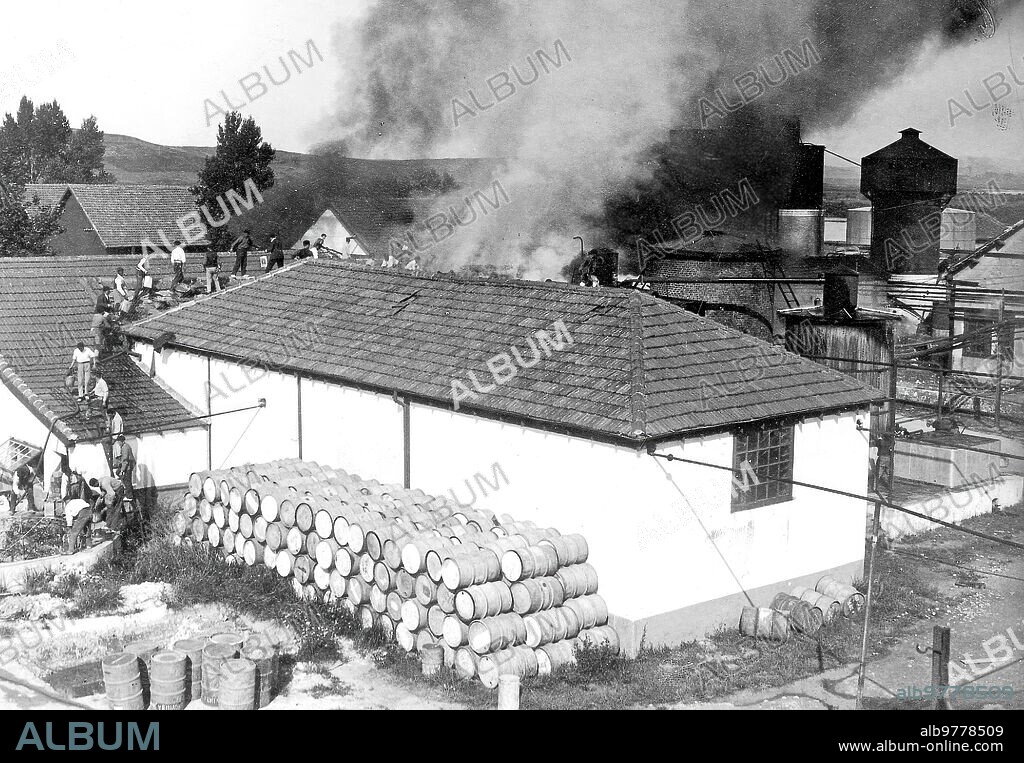 Agosto 1923. Santander. Aspecto general de la Fábrica (Refienria de Petroleo) Instalada en astillero durante el Siniestro.