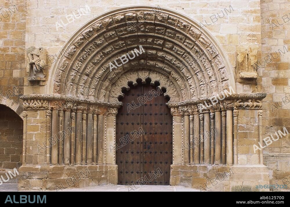 Puente la Reina (Navarra, Spanien), Kirche / Iglesia Parroquial de Santiago (12.Jahrhundert).-Teilansicht: Südportal.-Foto, 2009.