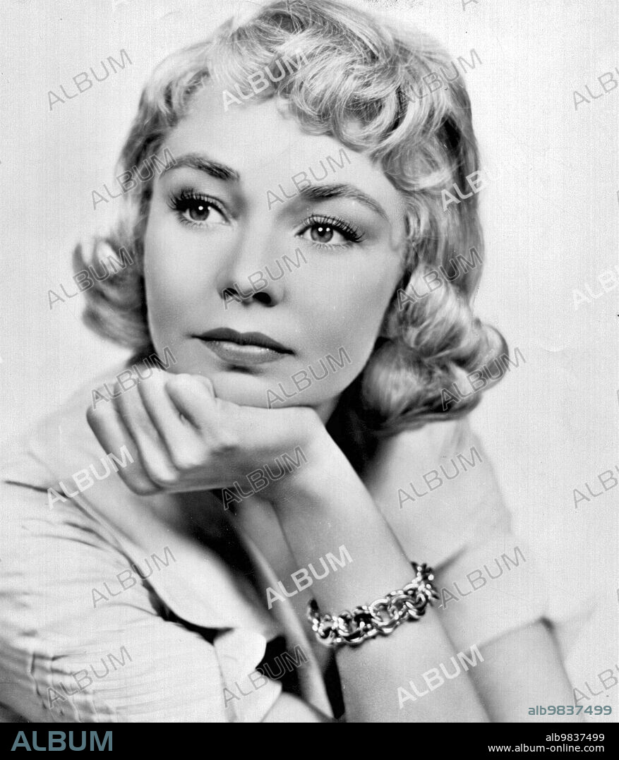 Con Jennifer Jones. JENNIFER JONES in BEAT THE DEVIL, 1953, directed by JOHN HUSTON. Copyright UNITED ARTISTS.