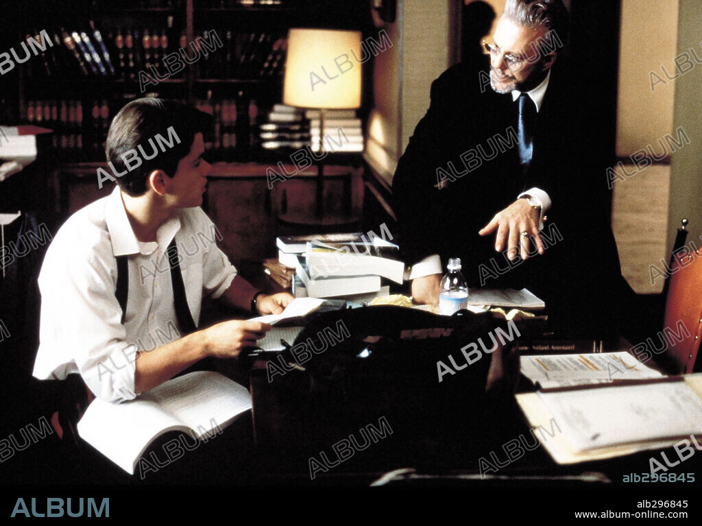 MATT DAMON and MICKEY ROURKE in THE RAINMAKER, 1997, directed by FRANCIS FORD COPPOLA. Copyright PARAMOUNT PICTURES / CARUSO, PHILLIP.