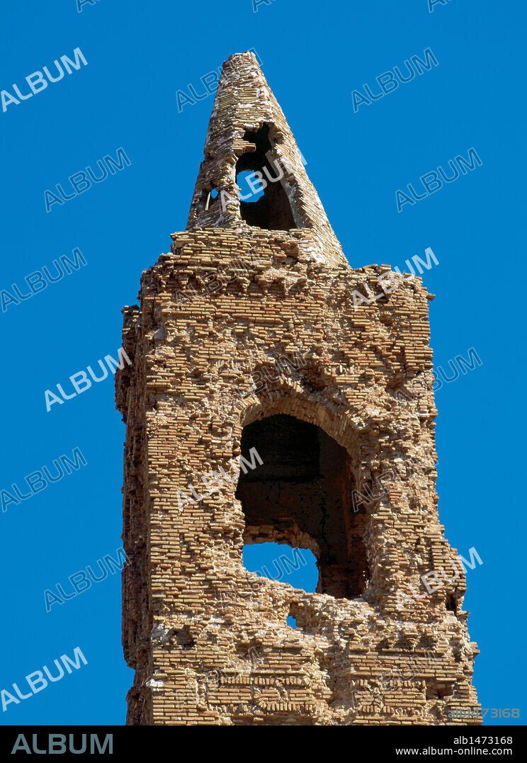 ARAGON. BELCHITE. Detalle de la ruinas del CAMPANARIO de una IGLESIA de la población, escenario de la Batalla del Ebro (1937), durante la Guerra Civil Española (1936-1939). Comarca del Campo de Belchite. Provincia de Zaragoza. España.