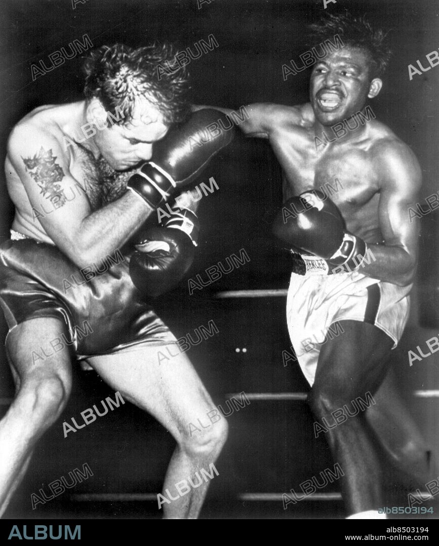 19520313 - Boxaren Sugar Ray Robinson, enligt många experter världens genom tiderna bäste boxare. Walker Smith var hans riktiga namn. Bilden: Sugar Ray Robinson besegrar Carl "Bobo" Olson på poäng över 15 ronder den 13 mars 1952 .. Foto: UPI Code: 450. COPYRIGHT SCANPIX SWEDEN.