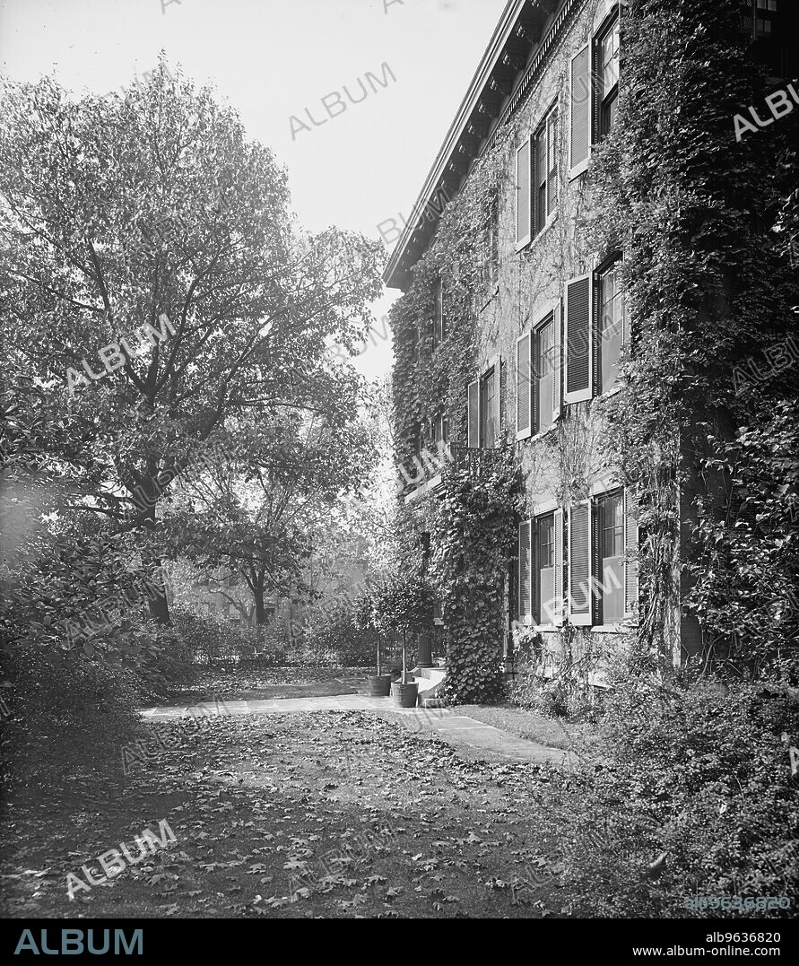 J.H. Patterson's residence, Dayton, Ohio, between 1900 and 1905.