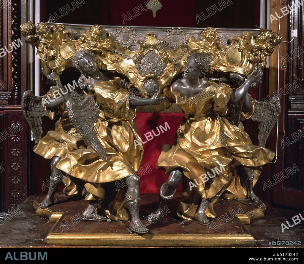 MANUEL TIMOTEO VARGAS MACHUCA. PEANA DE LA CUSTODIA DE ARFE - PLATA CON SOBREPUESTOS DE BRONCE EN FORMA DE ARTESA SOSTENIDA POR CUATRO ANGELES - 1740/1742.
