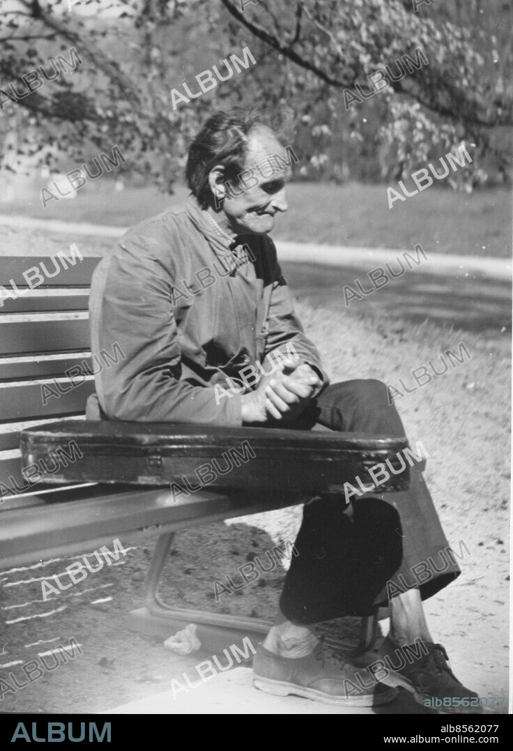 Göteborgsoriginalet " Fiolmannen " John Eriksson - Tagen i Kungsparken i maj 1951 .. Bild: Leif Lundberg, Erik Dahlbergsgatan 34, 411 26 Göteborg. *** Local Caption *** . KAMERAREPORTAGE.