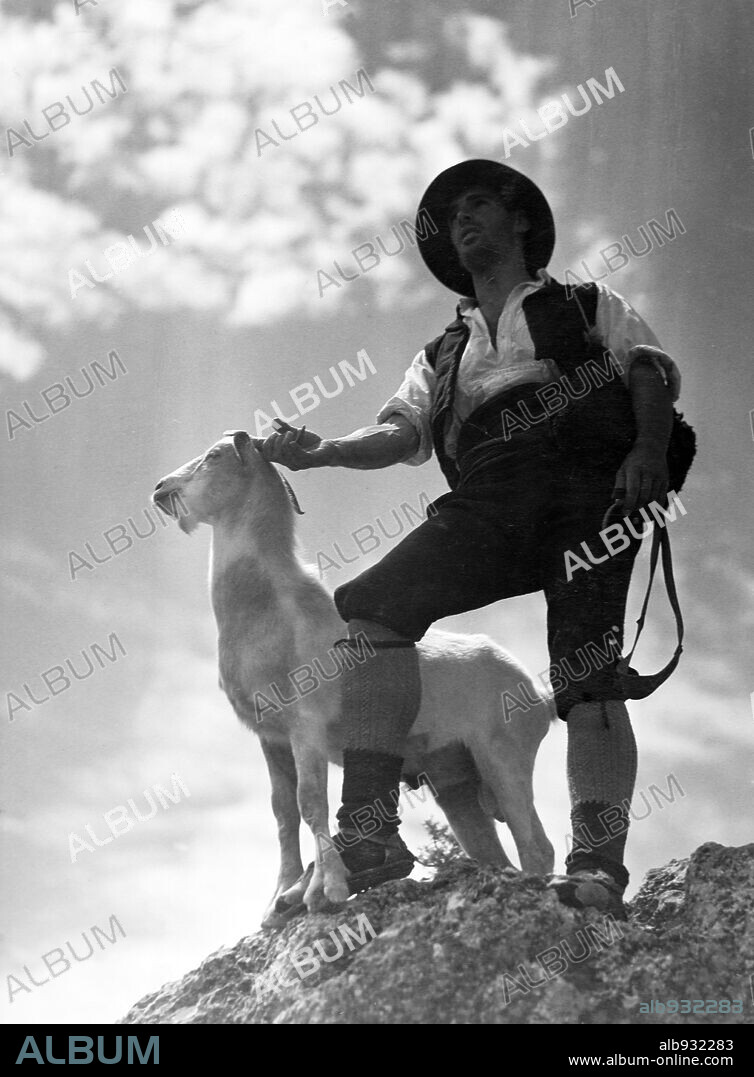 RAMON GOÑI en LA CIUDAD ENCANTADA, 1936, dirigida por ANTONIO ROMAN. Copyright CEDRIC.