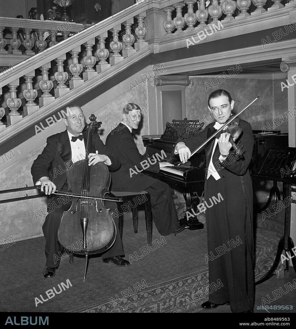 Göteborg april 1946. Dennis Orkester på Grand Hotel Haglund *** Local Caption *** GP. KAMERAREPORTAGE.