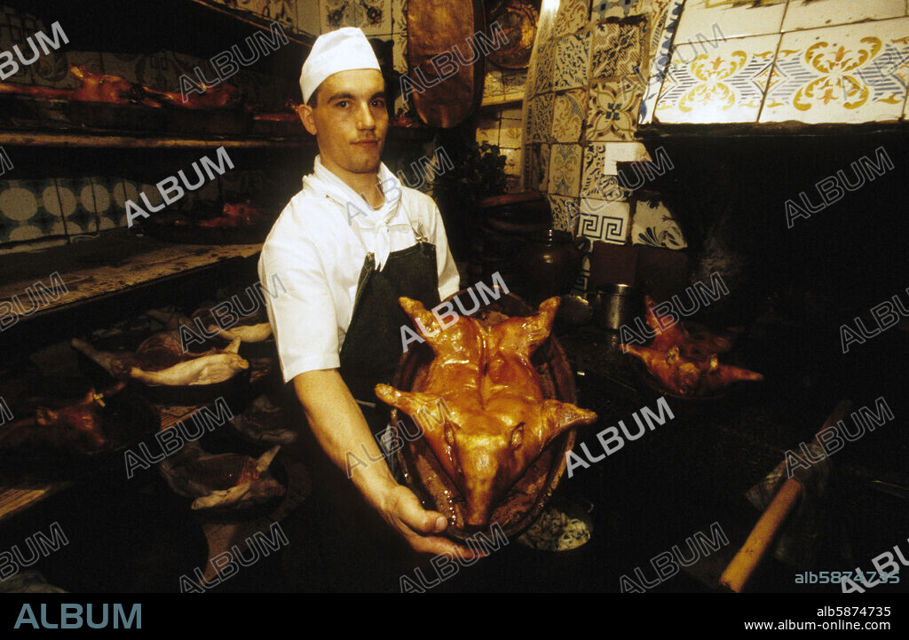 "Casa Botín" (c/ Cuchilleros), el restaurant más antiguo del mundo; cochinillo asado.