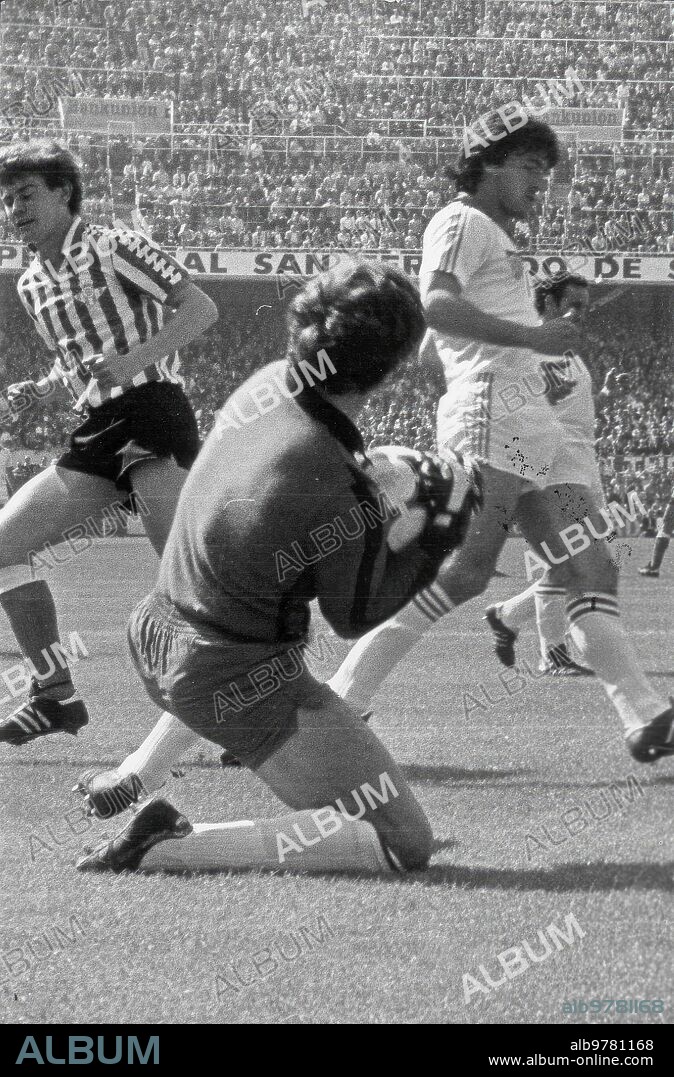 23 abril 1981. Paco buyo Retiene el balón tras tiro de Parra.