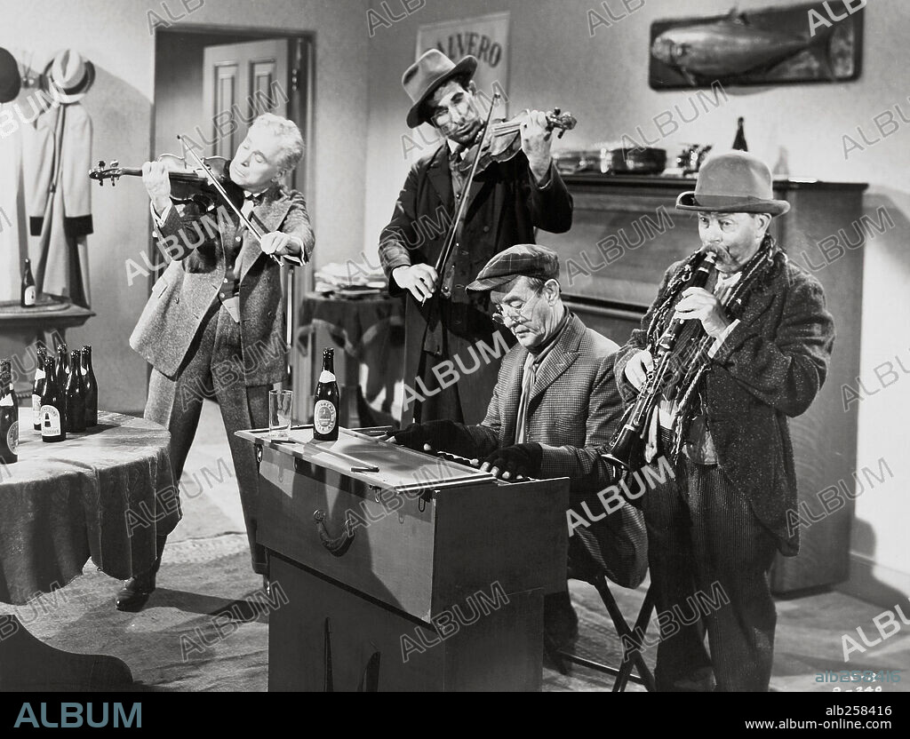 CHARLIE CHAPLIN and SNUB POLLARD in LIMELIGHT, 1952, directed by CHARLES CHAPLIN. Copyright UNITED ARTISTS.